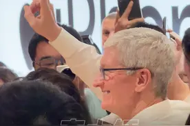 我居然在三里屯偶遇库克！带大家感受一下现场热烈的氛围！#数码科技 #库克 #三里屯视频封面