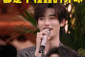 #何炅手上都是丁程鑫的牙印 
 海口团建的贪吃蛇游戏又有后续了~原来#何炅  还拍了牙印照片发给丁#程鑫  ，结果小丁直接回了一句“泽林啊哈哈哈哈哈 怎么能这样？”泽林真是人在台上站，锅从对面来~#你好星期六