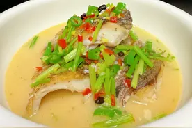 青辣椒焖草鱼加点富菜，鱼汤浓白似奶，鱼肉嫩似豆腐而且香气扑鼻 青辣椒焖草鱼的详细制作方法来了，恰完鱼肉，再用汤泡饭那是一绝#草鱼 #省饭课代表 #湘菜视频封面