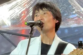 春风十里不如遇见你！7月11日，厦门大学，#鹿先森乐队 唱《#春风十里 》，带领全场“万人”大合唱。这首歌送给像春风一样无畏的你和我。