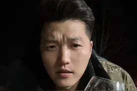 城市里的路边摊，慰籍着每一个为生活努力奋斗的勇士！列气！ #乍暖还寒吃点啥 #人间烟火#烧烤#路边摊美味#城市里的烟火气视频封面
