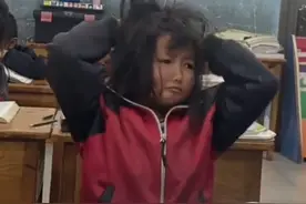 3月27日云南 （发布）萌娃写作业突然崩溃挠头，一番操作后又突然“自愈”，网友：在做题和作弊之间选择了做造型。视频封面
