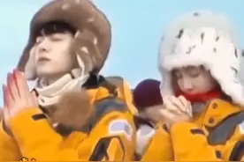 这个亲亲我真的会尖叫，好甜哦！#金晨 #曾舜晞 #古早cp #晨曦夫妇视频封面