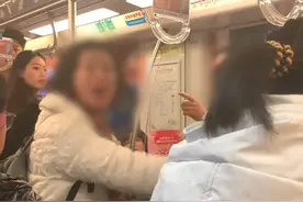 后续来了，当事男子回应：南京2号线上，制止大妈插队，被骂又被打耳光。警方已调解，对方赔礼道歉并写下保证书不再插队。 #南京地铁 #插队 #大妈 #打耳光  #江苏全民目击视频封面