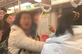 后续来了，当事男子回应：南京2号线上，制止大妈插队，被骂又被打耳光。警方已调解，对方赔礼道歉并写下保证书不再插队。 #南京地铁 #插队 #大妈 #打耳光  #江苏全民目击视频封面