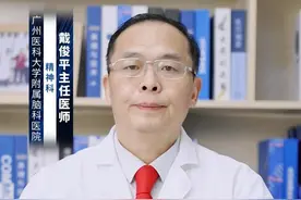 做什么运动能改善精神分裂症？ #涨知识 第一、对于#精神分裂症 患者可以通过慢跑运动方式，来缓解内心的焦躁不安、精神萎靡、冷漠等情绪表现，同时还可以增强呼吸功能、血液循环、心脏供血等，可以起到保护心脏的作用。另外，还可以促进消化系统功能，增强食欲等，在利病情恢复情况下，还有助于身体健康。建议一次跑步时间不要太长，主要根据身体情况来定，每天坚持跑。
第二、打羽毛球也是一项不错的有氧运动方法，可以起到缓解心情的作用，有助于提高视力和专注力，提高人的协调力和平衡力，在运动同时还可以多增加与人沟通。
第三、精神分裂症患者还可以通过练瑜伽方式来进行病症缓解，瑜伽是一项不错修身养心运动，有助于降低心理烦躁、舒缓心情、放松全身，还能够增强身体活力，调理内分泌系统，增加新陈代谢等功效。
第四、另外，还可以通过打太极来消除紧张、焦虑、抑郁等消极心理，可以有效促进心理健康，使患者对生活、工作保持积极向上态度，也能够消除轻微情绪障碍、减缓和治疗某些心理疾病、培养意志等，起到修身养性的作用，有助于提高精神分裂症患者与人热情、沟通的兴趣。以上几点具体介绍了通过哪些运动锻炼，可以改善精神分裂病症。但是通过运动方式只能起到辅助治疗作用，主要还得积极配合医生进行多方面的治疗，病情才能很好受到控制与改善，身体才能恢复到健康。#换季健康攻略  @创作灵感小助手视频封面