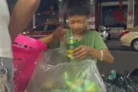 福建宁德，一小男孩凌晨还在捡垃圾，知情人称，家里条件不好，和奶奶在一起生活。视频封面