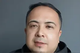 穿的是生活，踢的是热爱，致敬所有放下梦想先为生活打拼的人们！#生活 #唯有热爱能抵岁月漫长 #外卖小哥街头炫球技视频封面