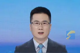 7月8日（报道），网友标价1元贩卖南京“红老头”视频，有人为账号引流不收钱，律师表示：属违法行为。#红老头 #违法必究