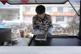 坐拥300万粉丝的粥饼伦还在烙灌饼，否认走红后灌饼降价 #粥饼伦 #灌饼 