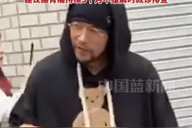 强直性脊柱炎是一种慢性炎症性疾病，脊柱逐渐僵硬，导致背部佝偻，腰背疼痛。走路时为了保持平衡，会呈现左右摇摆的姿势，建议腰背痛持续3个月不缓解时就诊排查。（来源：环球网 生命时报）