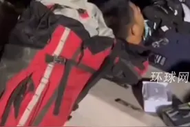 在缅中国救援队员轮换休息间隙，在废墟边枕着路基席地而睡视频封面