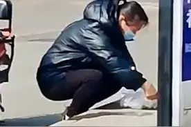 孩子在路边便便，妈妈掏出塑料袋当街清理，父母是孩子最好的老师！视频封面