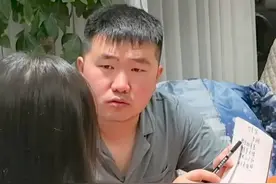 重庆一爸爸在教姐姐背诗，结果姐姐没背会 旁边玩玩具的妹妹背下来了，爸爸表情亮了！#萌娃日常视频封面