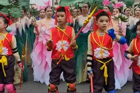 3月31日，2025“潮动三月三·抖音足球嘉年华”（广西站）巡游活动在贵港市精彩上演，巡游由北骑迹方阵、炫彩广西代表队、荷美覃塘方阵等12个特色方阵进行展示和定点表演组成。（来源：广西云-广西日报记者 邱石佑 通讯员 郭晓枫） #抖音足球嘉年华广西站决赛  #抖音足球嘉年华  #你有这么多元的方阵进入广西  #氧化菊视频封面