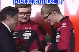 WTT福冈总决赛男双决赛，勒布伦兄弟男双夺冠，奖杯太重导致握手不方便但也别别扭扭地握了 。（来源：咪咕体育）@抖音短视频视频封面
