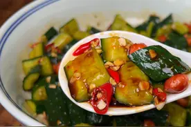 凉拌黄瓜放盐就错了，难怪又咸又不好吃，以后就像我这么做