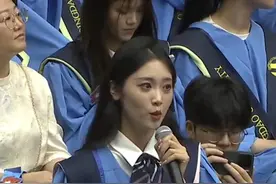 6月21日，山东青岛，2025年青岛大学毕业典礼，女生对唱《神话》。“长歌未央，此去天涯亦同光”。#青岛大学毕业典礼视频封面