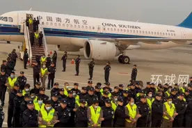 现场画面！首批200名缅甸妙瓦底涉诈犯罪嫌疑人被押解回国，中国特警持枪列队严阵以待