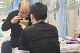 儿子半蹲着双手捧饭，让正在输液的父亲吃#爱爸爸 #感动瞬间 #早日康复早日回家 视频封面