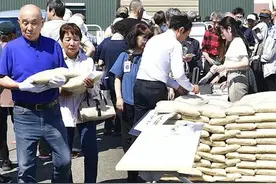 日本储备米开售上千人排队抢购，有人凌晨1点排队抢米#大象主播说视频封面