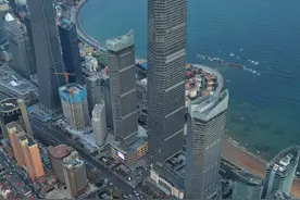 青岛CBD高楼林立，第一高楼直插云霄，彰显现代都市的繁华 五四广场上，红色雕塑“五月的风”与碧海蓝天交相辉映，展现着城市的活力与历史底蕴。远处大海壮阔无垠，海浪轻拍沙滩，勾勒出青岛独特的海岸线。这座美丽的海滨城市，既有自然风光的魅力，又充满现代都市的活力，是“好客山东”的缩影，更是旅游度假的天堂。#好客山东 #青岛旅游 #五四广场 #内容启发搜索 #青岛视频封面