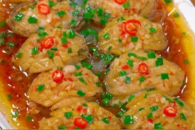 年夜饭的海鲜就做这道蒜蓉小鲍鱼，做法简单好吃好看寓意还好，用来招待客人就是你的拿手菜#蒜蓉小鲍鱼 #年夜饭 #鲍鱼视频封面