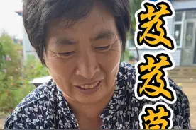 童年回忆芨芨草花染指甲 你们小时候也用这个花染过指甲吗？我小时候有个爱好，收集花籽，谁家有好看的花籽我就会留上一点，尤其这个芨芨草，每年都会种，到了夏天天天盼着它开花，然后和小姐妹们找块大石头把花研碎了染指甲，那会儿就觉得手指头上有色，就贼好看贼洋气...现在想想还挺可爱的，那会儿咋没想着染头发呢？哈哈哈哈...#乡村生活家  
#新农人计划2024 #童年回忆 #芨芨草染指甲视频封面