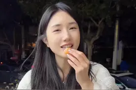 韩国人来中国之后最开心的事情是什么？你们猜猜看呢~#冬至吃一串草莓糖葫芦吧 #舌尖上的抖音  #家乡年货腔调  #美食 #日常vlog视频封面