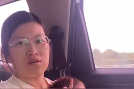 回家了，当爷爷抱起小孙子那一刻，大孙子有意见了视频封面