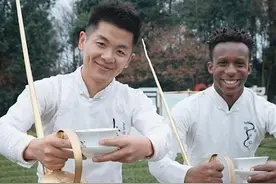 【#高手在民间 ！#中国师父与#外国徒弟 大秀#长嘴壶茶艺 】黑人小伙耍起长嘴壶是什么场景？在#四川 土生土长的17岁尼日利亚小伙张文 ，多年前拜师学艺，接触了长嘴壶茶艺，如今，他不仅能够与师父杜德骑同台炫技，也从这门传统技艺的学习中悟到了坚持与毅力的可贵。视频封面