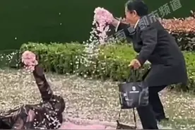 路人记录爷爷给奶奶撒花瞬间，拍摄者：浪漫不分年龄#浪漫 #记录 #温馨画面 视频封面