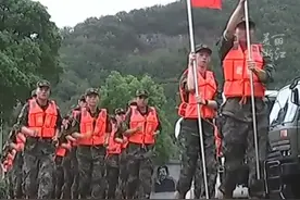 舟山我们来了！武警浙江总队机动支队，300余名官兵驰援舟山。（供稿：舟山广电）#浙江dou知道 #抗台 #台风轩岚诺 视频封面