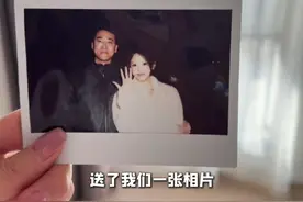 跨年夜天津站上演浪漫求婚！ 热心小哥送照片，baibai帮忙拍视频！在天津找到归属感和安全感~#天津 #天津站 #跨年夜 #2025新年快乐 视频来源：@黑色方糖视频封面