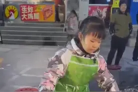 12月2日（发布），河南济源9岁女孩帮爸爸摆摊卖炒面，弟弟患罕见病，妹妹刚满两岁。视频封面