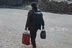 爸爸因病离世百日后，女儿准备接妈妈同住，却在监控中发现61岁母亲悄悄出门打工的背影，女儿：看着很心酸，母亲总说不想拖累我们。#母爱伟大 #妈妈的背影 #监控下的一幕视频封面