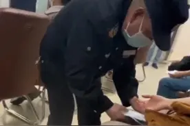 3月29日（采访），北京，男子独自去医院验血单手不方便，保安大叔热情帮忙超贴心，“特别暖心 会为他写表扬信”@骑士与雨语视频封面
