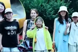 一家人包车游川西在阿坝坠河， 2人遗体已被找到 司机在内的5人失联，家属推测可能是车辆为躲避落石或者爆胎才坠崖。#四川阿坝#坠河