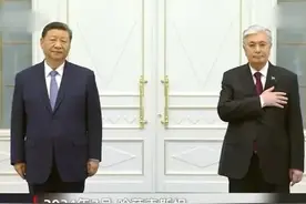 习近平主席于6月16日至18日赴哈萨克斯坦阿斯塔纳出席第二届中国—中亚峰会。回顾精彩的光影画面，此前，习近平主席5次访问哈萨克斯坦。2013年，他首次出访中亚，在哈萨克斯坦提出共建“丝绸之路经济带”倡议，携手中亚国家续写丝路发展新篇章。2022年，习近平主席接受托卡耶夫总统授予“金鹰”勋章，在致答辞时指出，相信在双方共同努力下，中哈关系将像金鹰展翅高飞，鹏程万里，更多造福两国人民。 携手并进，再启新程，伊希姆河畔正涌动着友谊的热潮，让我们共同期待习主席第六次哈萨克斯坦之行。（来源：人民日报）视频封面