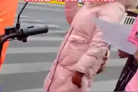 女子骑电动车转弯撞上直行汽车，拿起手机委屈撒娇：我又出车祸了，跟交警诉苦“她刮到我了 不然我怎么会倒”上海交警：你全责  机动车无责（畅）视频封面
