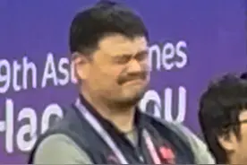 杭州亚运会男篮铜牌战进入下半场，坐在场边的姚明，急出“表情包”，感觉他手脚都想动起来。视频封面