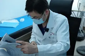 先是有点紧张，然后有点懵，最后还有点兴奋，原以为的起搏器手术也免了。夜间迷走神经张力升高引起的#房室传导阻滞 。#心脏调音师 #鲁志兵主任视频封面