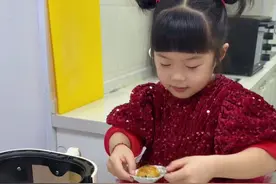 闺女居然用蛋挞皮和汤圆做了汤圆酥，可好吃了 #妈咪新风向 #萌娃年度关键帧 #蛋挞汤圆酥 #汤圆新吃法