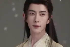 9月11日，北京朝阳。#于朦胧昨晚9点半还在线#相关消息冲上热搜，@正在新闻 记者查询@于朦胧 社交平台看到，于朦胧上次更新动态是在8日前，记者注意到，@于朦胧 10日21:31还上线了微博。截至记者发稿前，官方暂无相关回应。有知情粉丝表示事发地点位于朝阳区阳光上东小区，刚刚，阳光上东小区物业工作人员告诉《正在新闻》，昨晚小区内确实有人员坠楼，不清楚是否为演员于朦胧，现场有警戒线被保护起来了，一切需要等待官方通报。另据@大河报 消息，2021年，#于朦胧#在综艺《初入职场的我们》中首次公开提及，新人时期曾有同事断言他“永远不会红”，理由是他的性格和个人表达“不是成熟艺人的状态”。这番话让他一度难受。