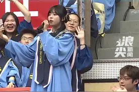 毕业典礼变演唱会 青岛大学上新了 女生深情演唱《壁上观》宿命感拉满#毕业季 #大学 #学生时代  #青岛大学毕业典礼 #青岛大学视频封面