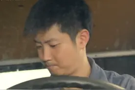 汽车在铁轨上抛锚，该怎么办？#沸腾人生#家庭#影视解说  