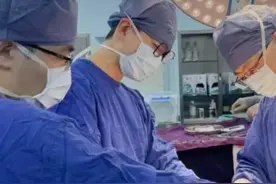 41岁女子暴饮暴食险丧命，医生从胃里“掏”出10斤食物，还有无数结石视频封面