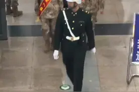 3月16日，北京西站转运新兵入伍，女兵队伍亮眼，她们即将启程奔赴军营，开启属于自己的军旅新篇章。中华儿女多奇志，不爱红妆爱武装。向她们致敬！（北京时间）视频封面