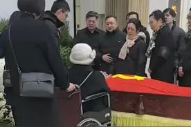 再见了，最亲爱的人！黄旭华妻子李世英携全家人合唱《送别》泪别一生挚爱。再见了，中国人民的英雄！（剪辑：鲲鹏）视频封面