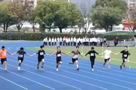 八名初三男生手牵手跑过终点“他们拉住的还有热烈的青春！”视频封面